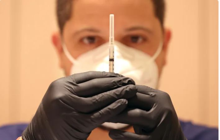 Nhận mũi vắc xin thứ 4 vẫn có thể nhiễm chủng Omicron mới và truyền vi rút: Có nên tiêm?