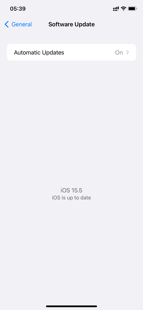 Nhìn chung iOS 15.5 vẫn còn hơi bị lag lúc gõ tin nhắn một xíu, nhưng tình trạng pin lại khá OK hơn