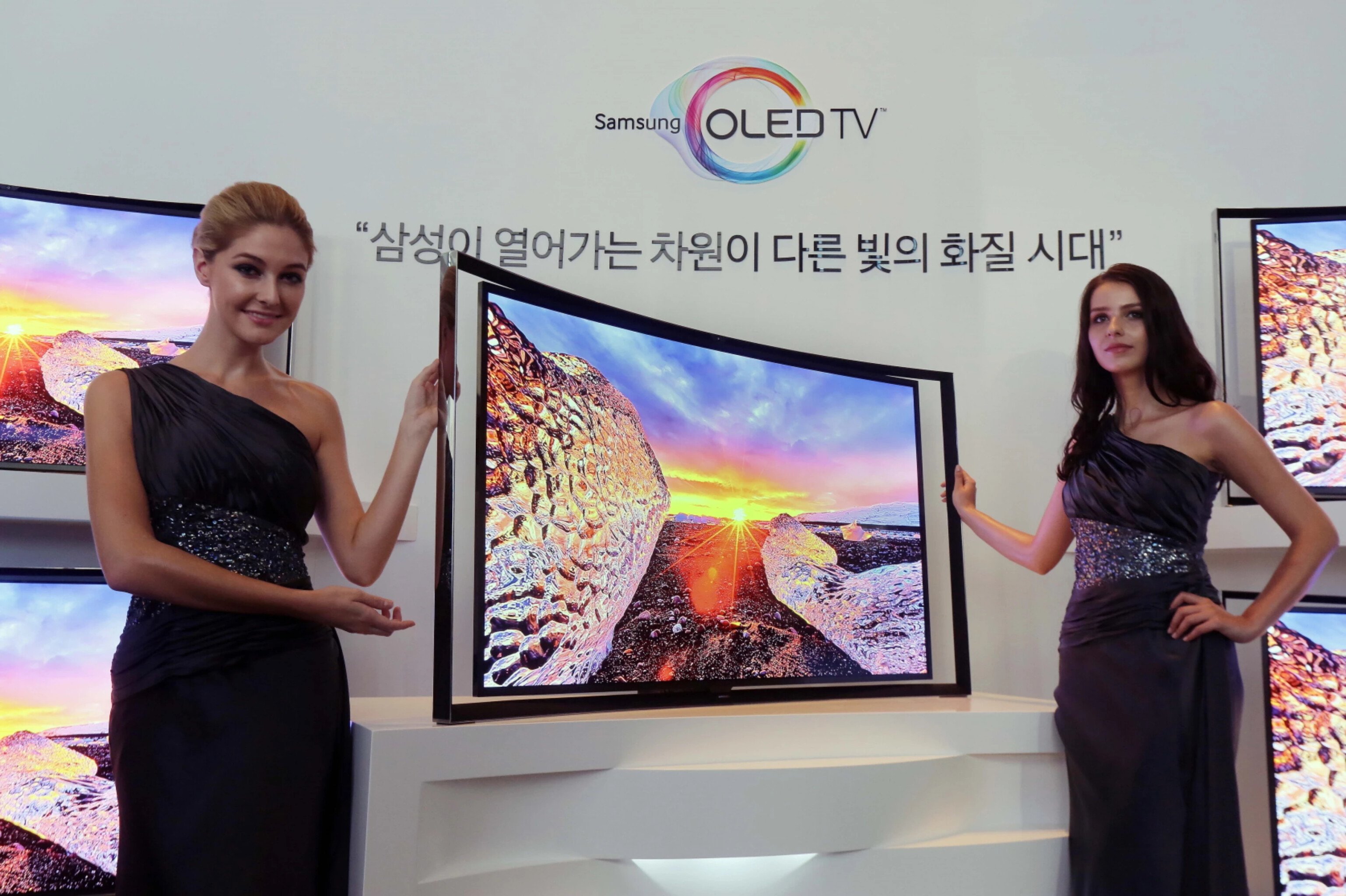 Samsung OLED curved TV 2013 2.jpg