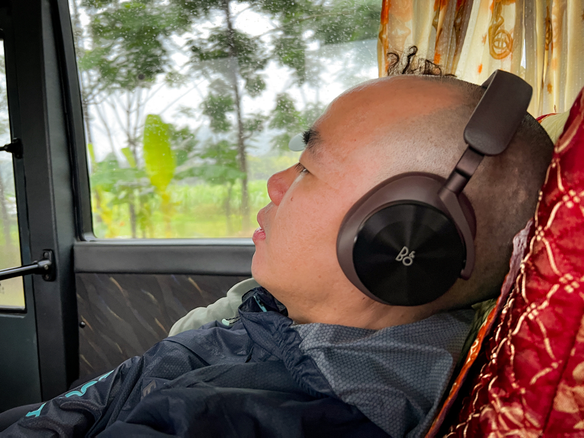 Tai nghe chống ồn là cần thiết cho các chuyến đi