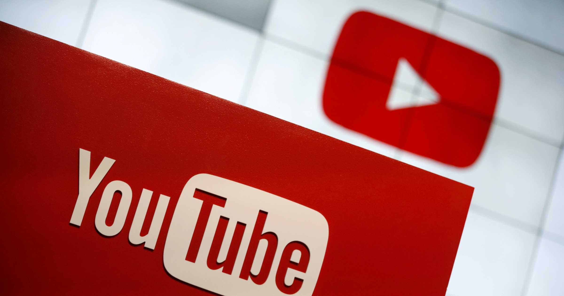 YouTube đã gỡ hơn 70 nghìn clip, 9 nghìn kênh đăng tải thông tin giả về cuộc chiến ở Ukraine