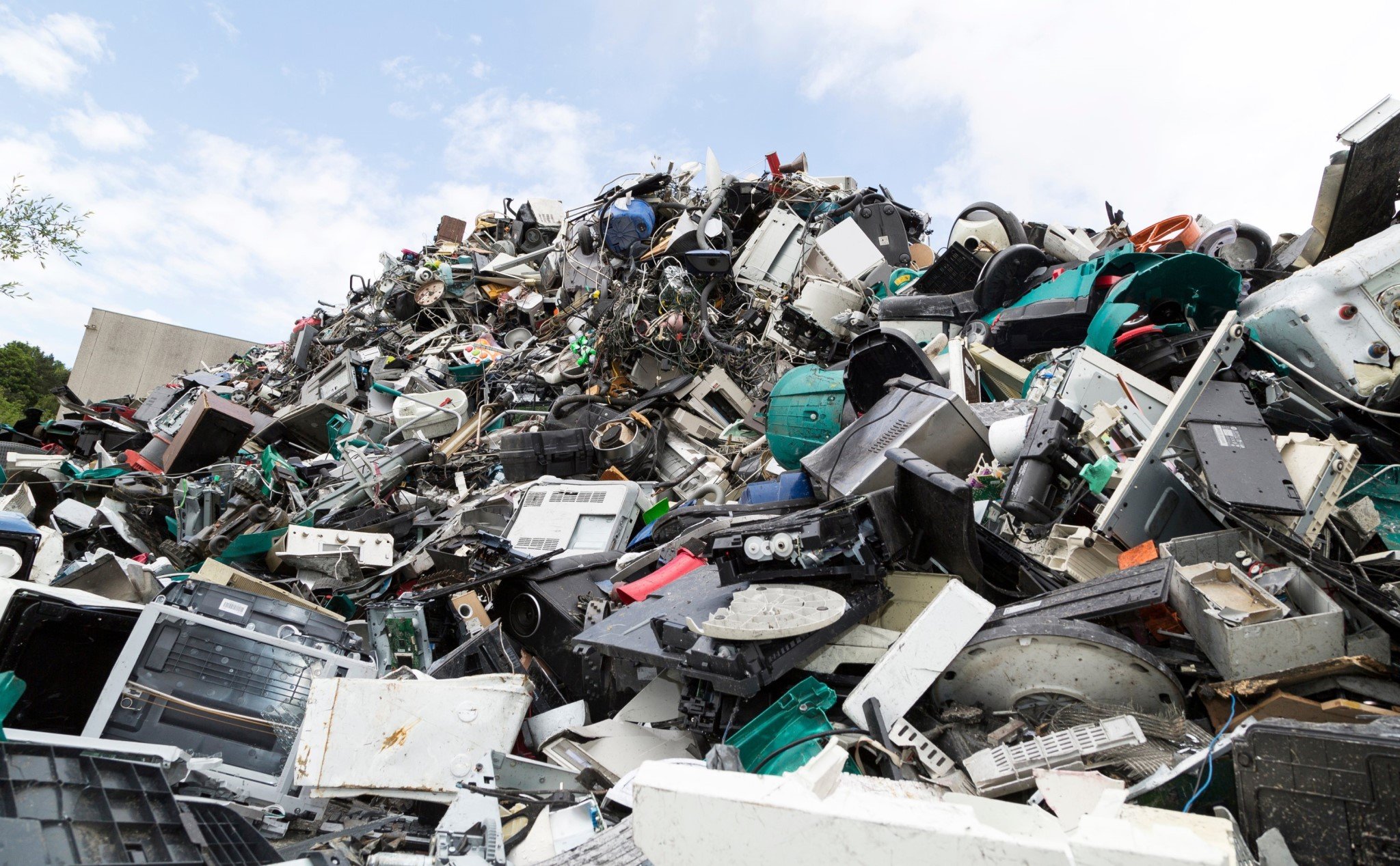 Vấn đề rác thải điện tử đang trở nên nghiêm trọng hơn bao giờ hết
