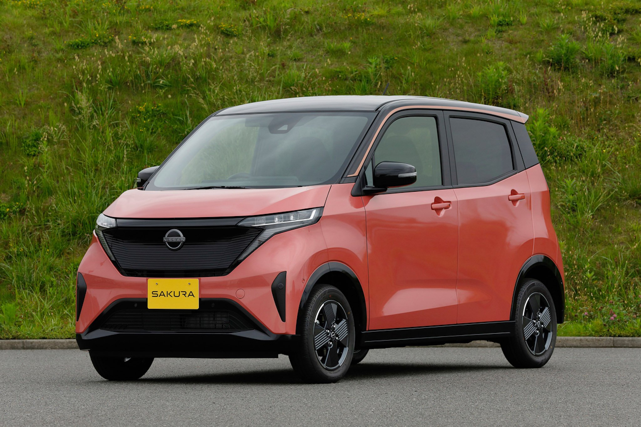 Nissan Sakura: pin 20 kWh, sạc đầy chạy được 180 km, giá gần 325 triệu