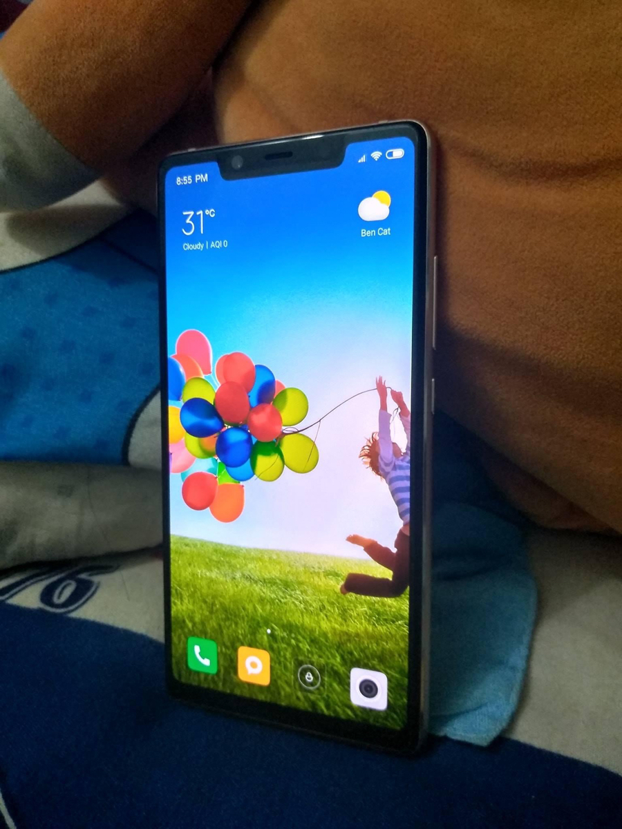 Mi8lite hàng hot giới xách tay 1 thời. Thiết kế tai thỏ như ipx. :))