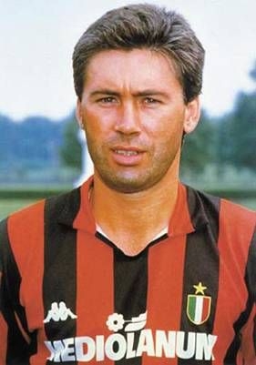Carlo Ancelotti thời còn đá cho Milan dưới sự huấn luyện của "gã bán giày" Sacchi. Lúc đó đã là một