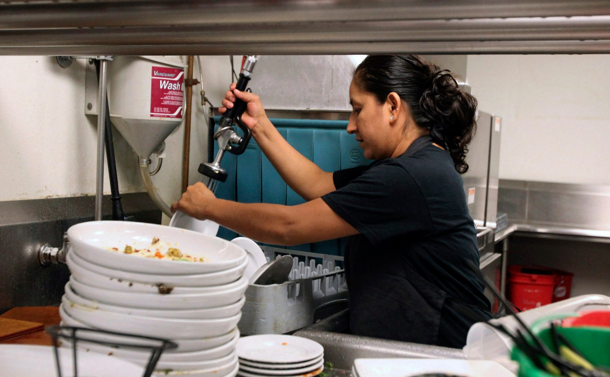 Một số nhà hàng ở Singapore phải trả lương gần 60 triệu đồng/tháng để thuê người rửa bát
