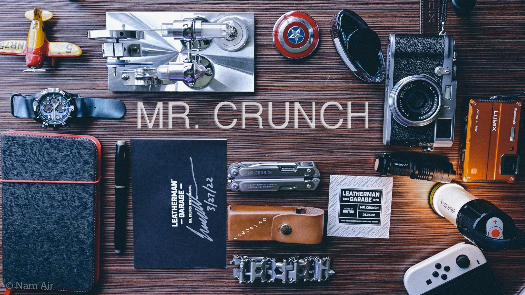 Trên tay Mr. Crunch, dụng cụ đa năng phiên bản hạn chế, có chữ ký của chủ tịch Leatherman