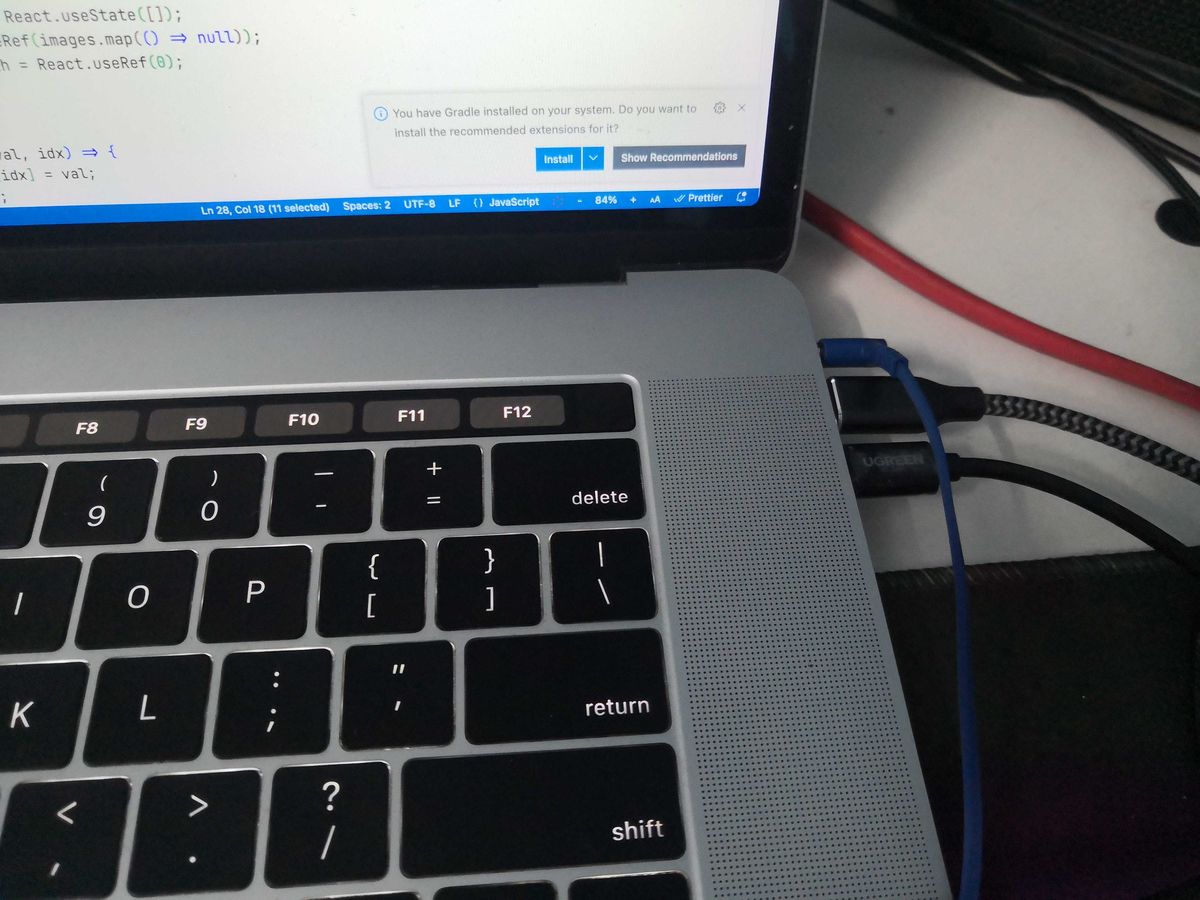 MacBook Pro để jack 3.5 ở phía xa người dùng