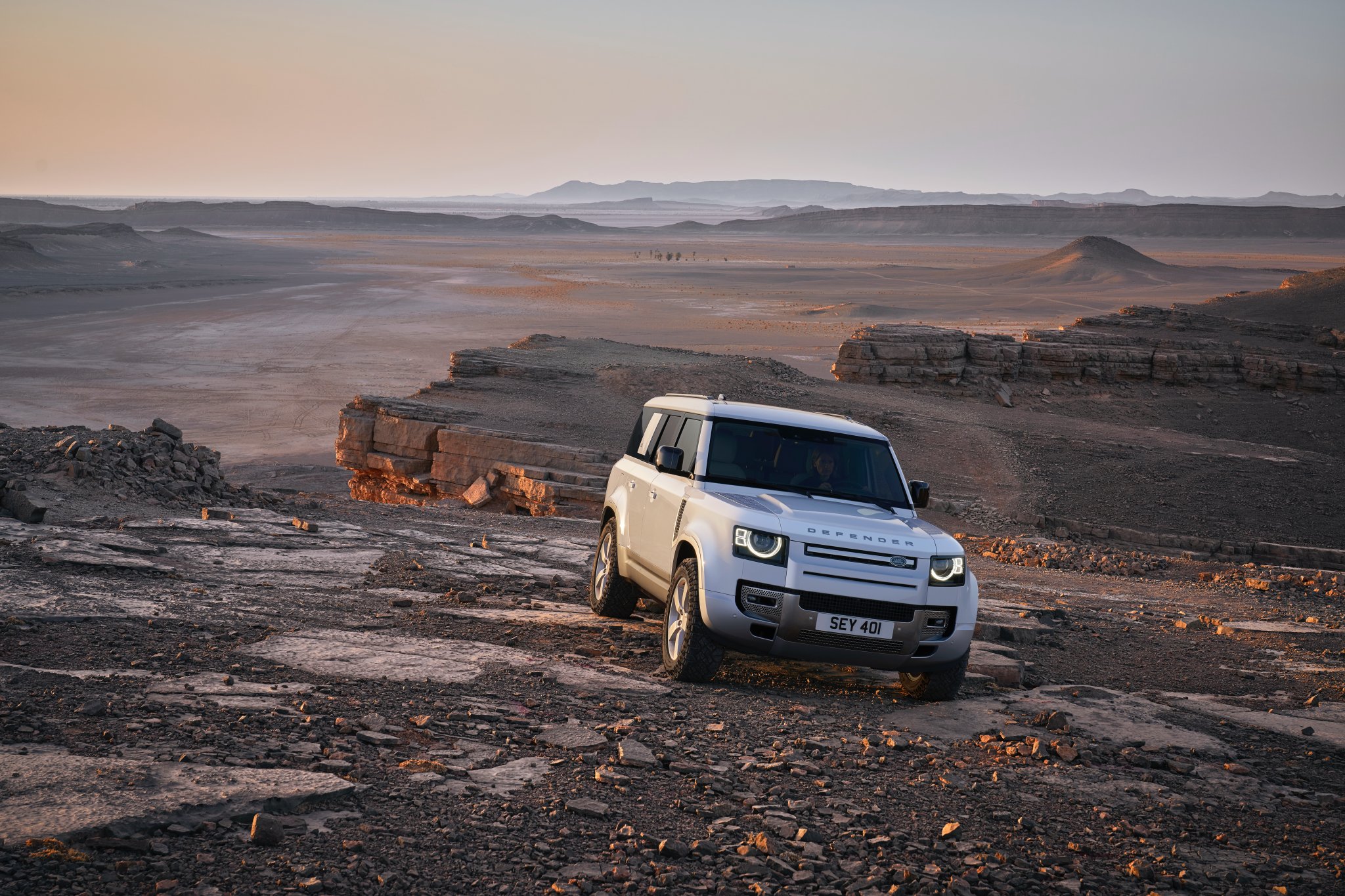 Land Rover Defender 130 ra mắt: dài hơn, 8 chỗ ngồi, giá từ 69.350 USD