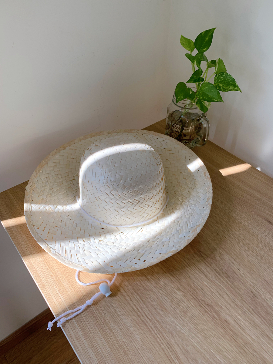 Mới mua cái nón, che nắng mùa hè 33 độ ở Sài Gòn