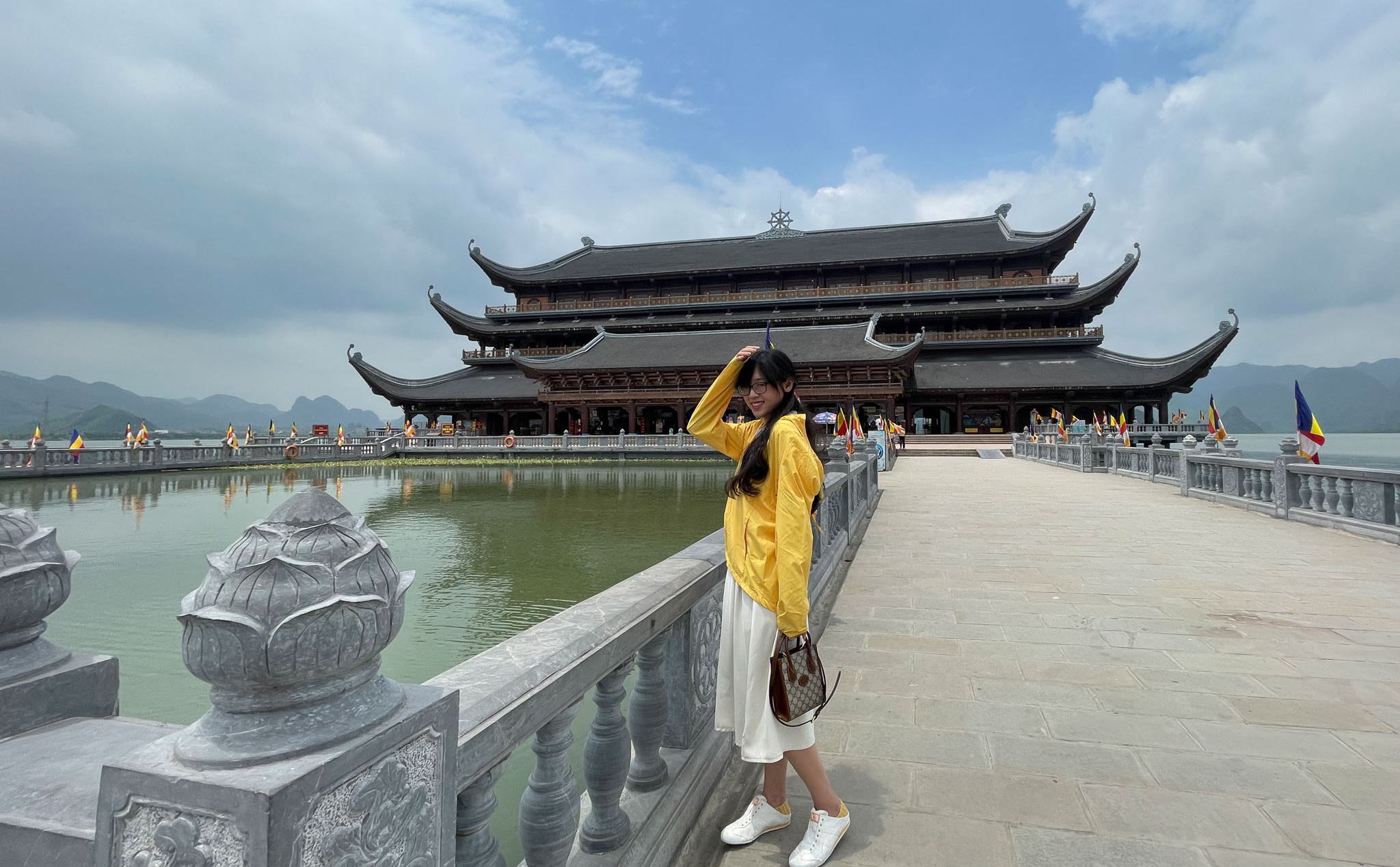 Một lần đến chùa Tam Chúc - ngôi chùa được cho là lớn nhất thế giới ở