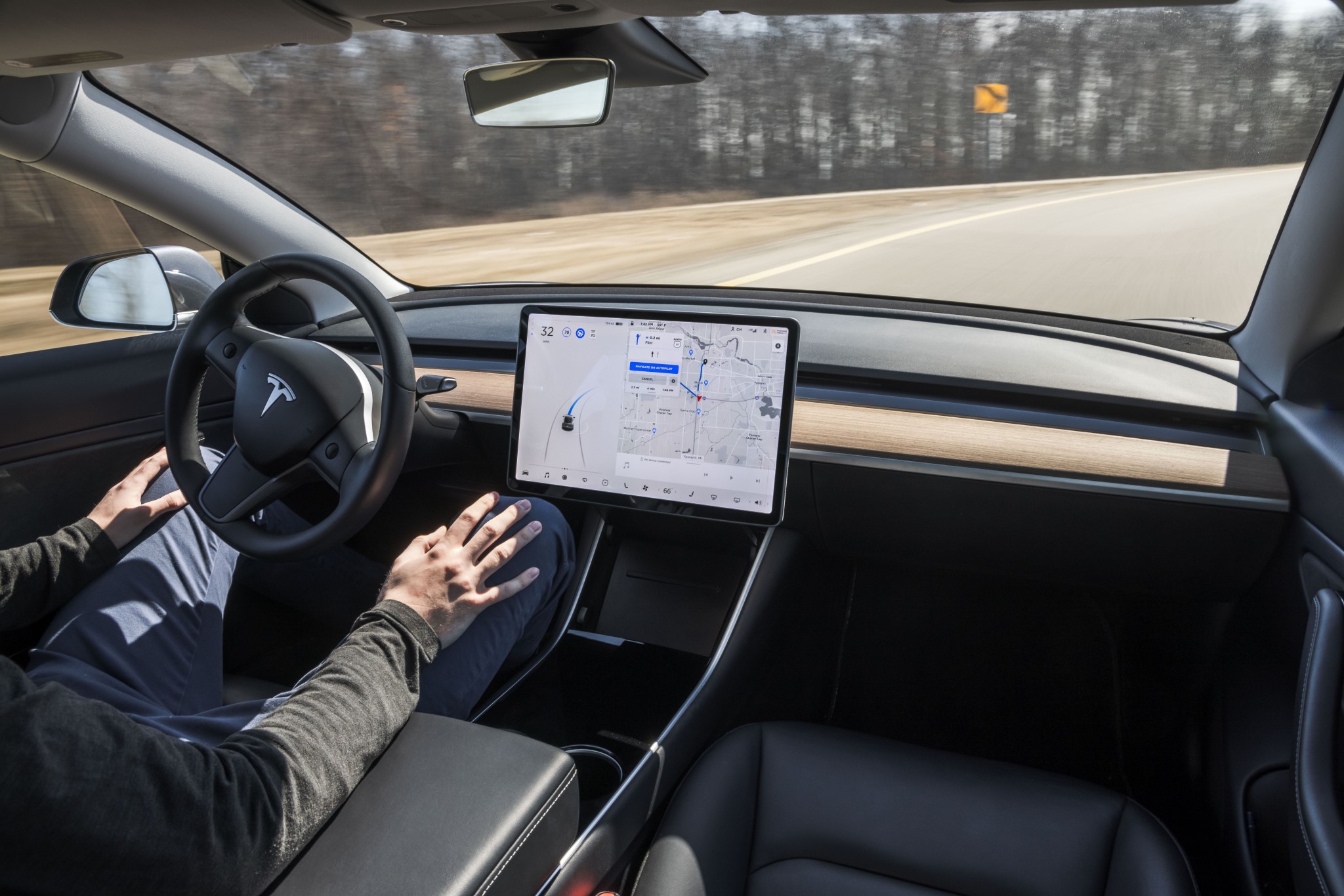 NHTSA mở rộng điều tra hơn 800,000 xe Tesla với chế độ lái tự động, có thể thu hồi