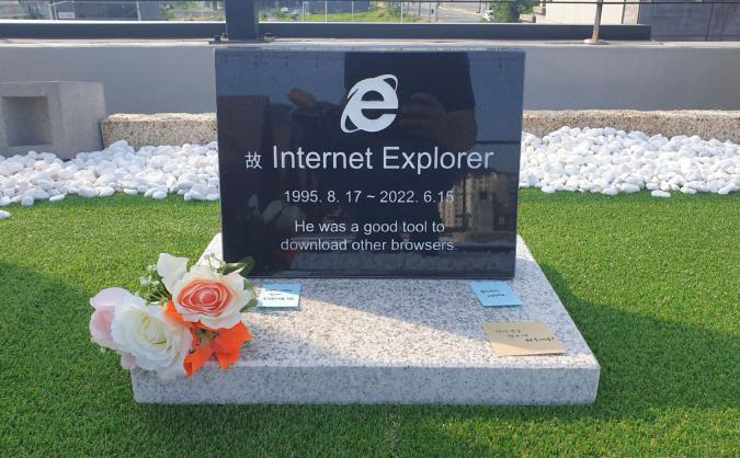 Đây là bia mộ mà lập trình viên làm cho Internet Explorer, kỷ niệm của bạn với nó là gì?