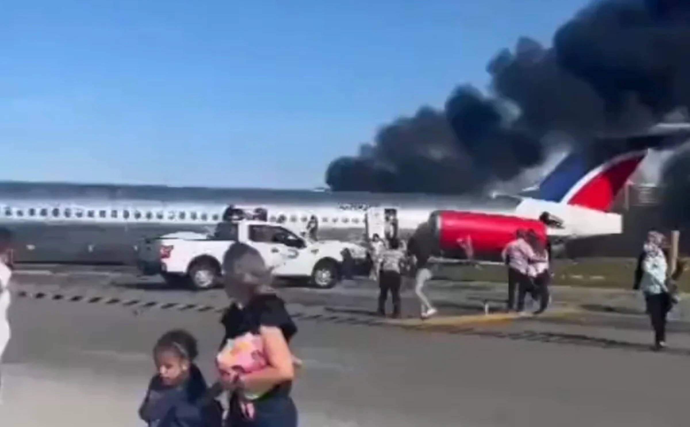 [Video] Máy bay chở 140 người gãy càng khi hạ cánh rồi bốc cháy tại sân bay Miami