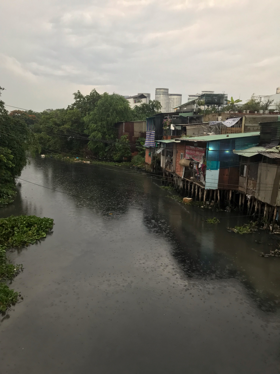 Mới đầu mình cũng giống đại đa số nên nặng tù hình sự cho tội phạm này. Nhưng càng đọc càng thấy th