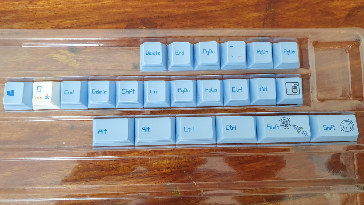 Bỏ tối theo sáng thành công anh em à. Bộ keycap PBT này mình mua có 138K mà ổn phết.