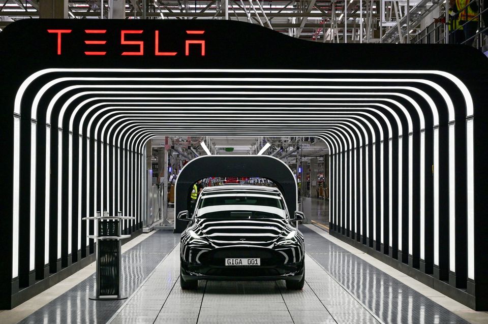 Tesla giao xe điện giảm lần đầu sau 2 năm, thất thế trước hãng Trung Quốc do tỷ phút Warren...