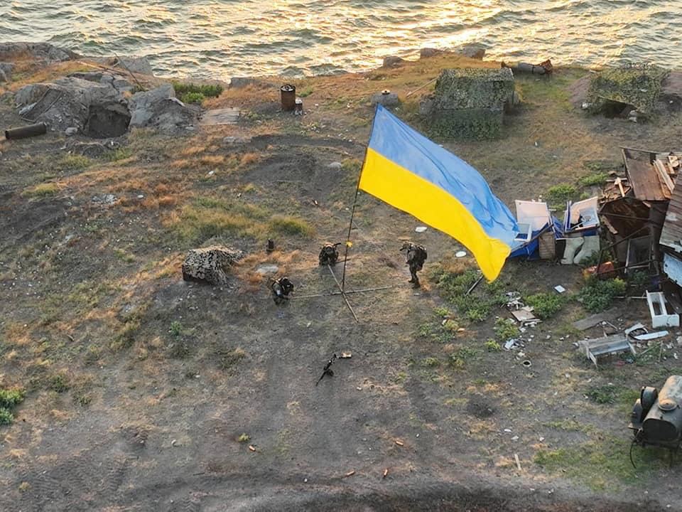 Ukraina cắm cờ trên Đảo Rắn