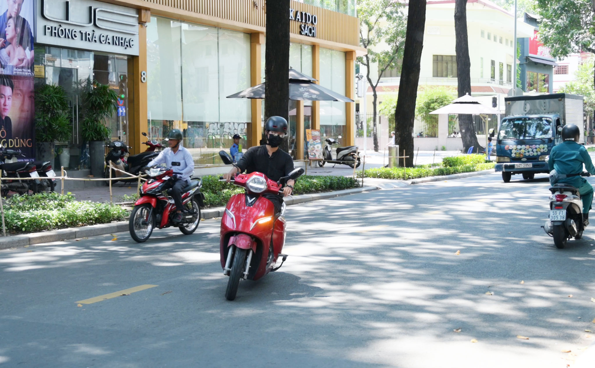 [Chia sẻ] Chạy xe máy băng qua đường thế nào cho an toàn?
