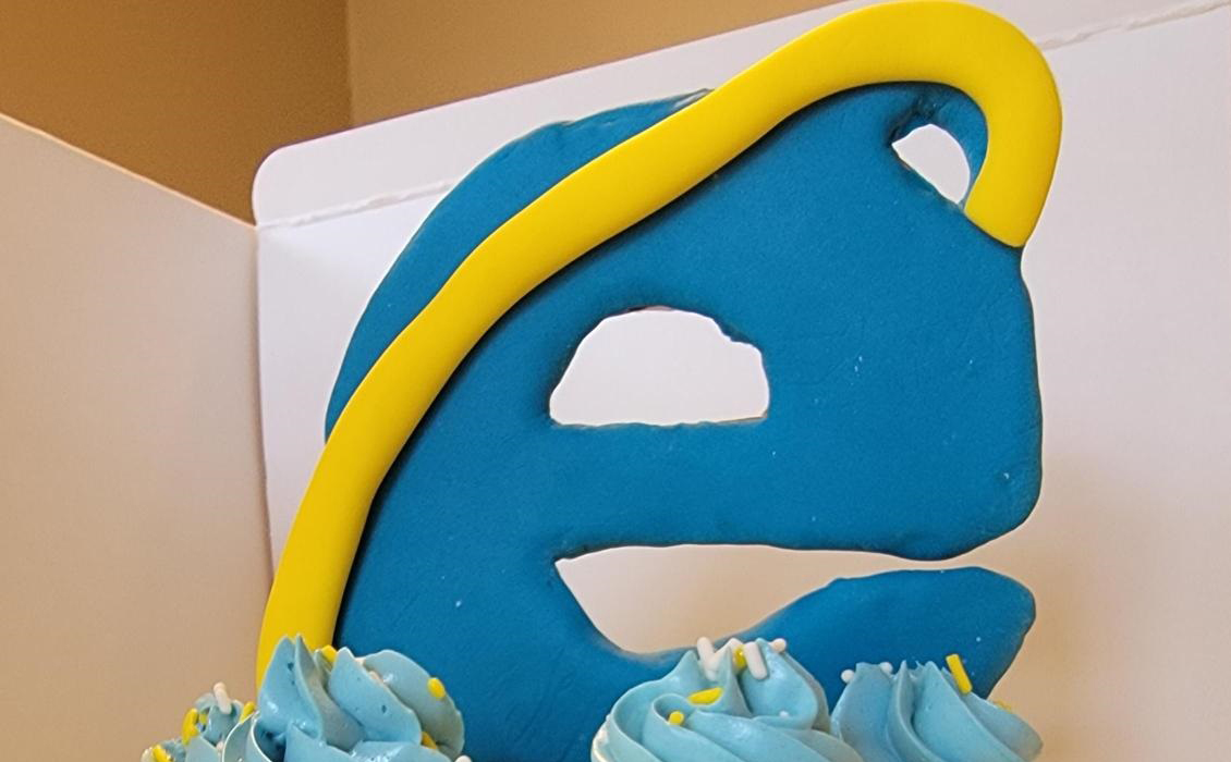 Mozilla gửi bánh kem cho Microsoft để kỷ niệm cái chết của Internet Explorer