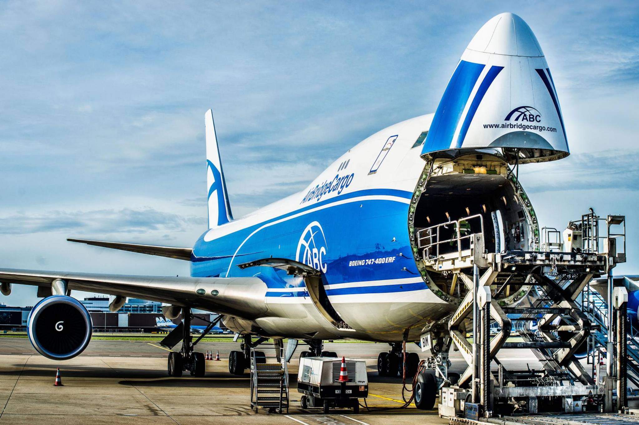 Грузовые самолеты боинг. Боинг 747 AIRBRIDGECARGO. Грузовой Боинг 747 400f. Грузовой самолёт Боинг 747-400. Боинг 747 Волга Днепр.