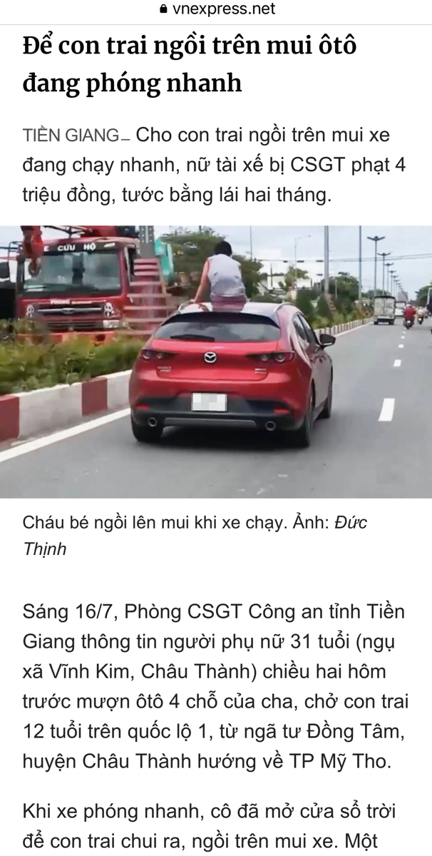 Để con trai ngồi trên mui ôtô đang phóng nhanh