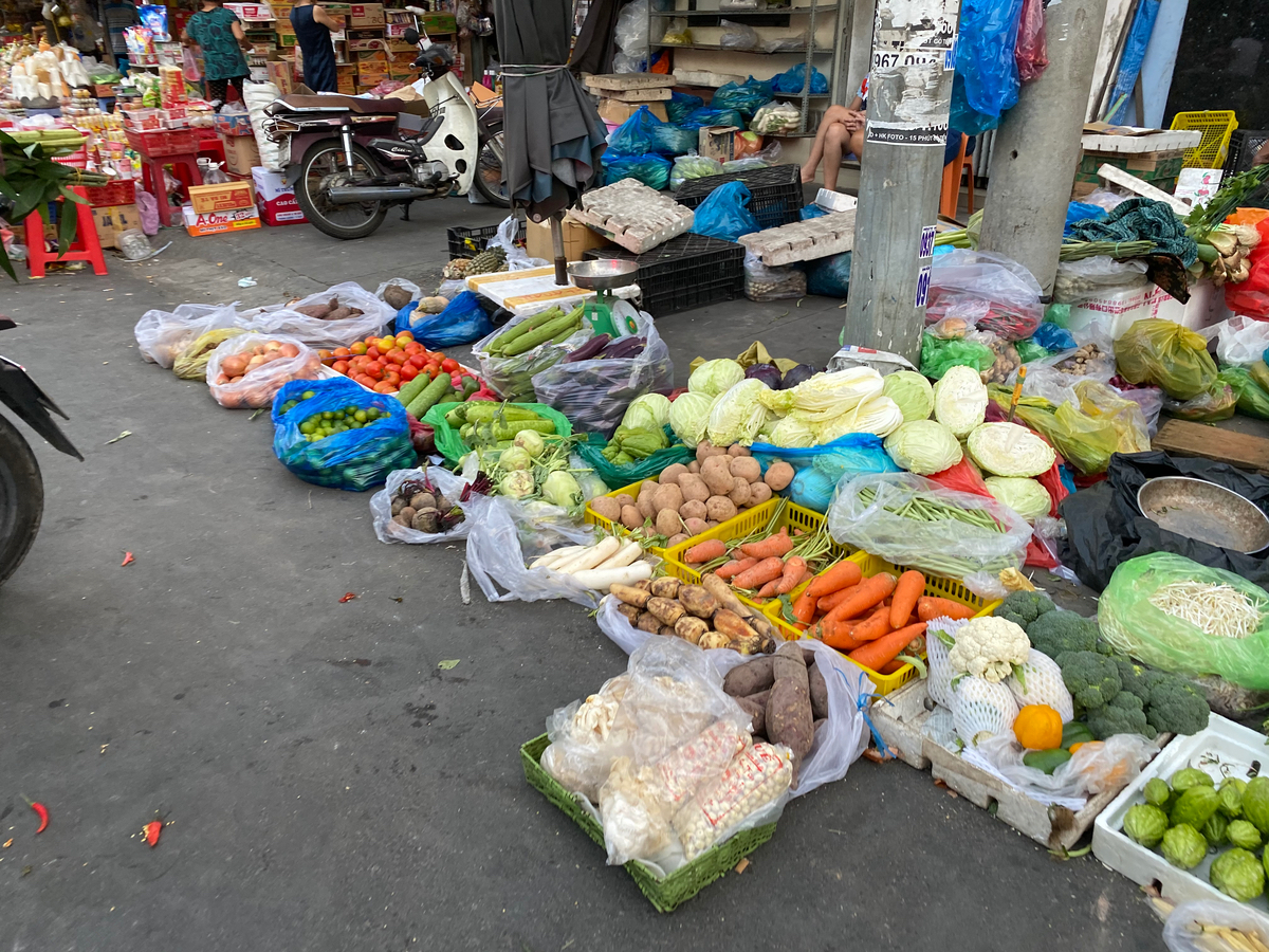 Thức ăn mà để xuống đường thế này là mất vệ sinh lắm. Mong rằng chúng ta sẽ phát triển để mọi...