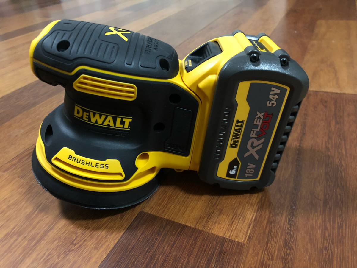 Review Máy chà nhám cầm tay Dewalt