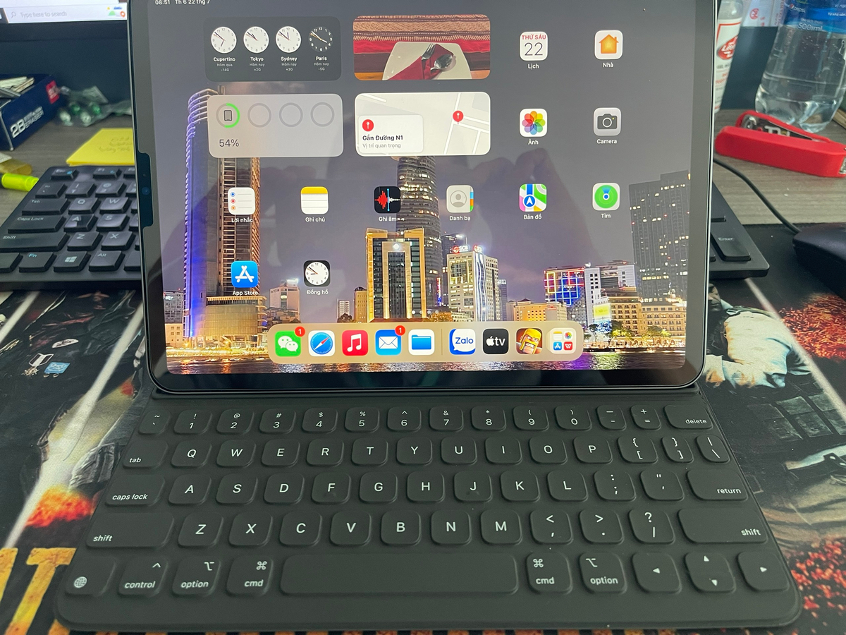 Mình dùng cái bàn phím Apple Smart Keyboard cho iPad này được 2  tháng với cái iPad Pro 11 inch...