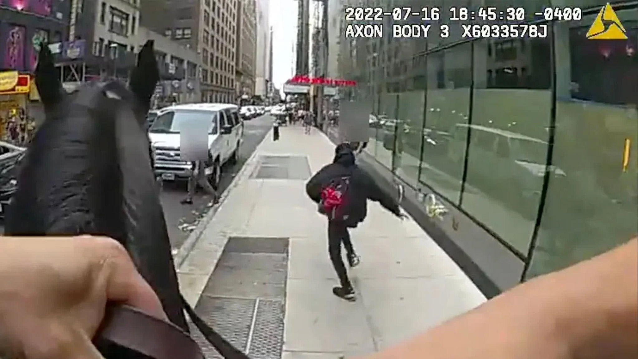 [Video] Màn truy đuổi tội phạm của cảnh sát cưỡi ngựa ở New York
