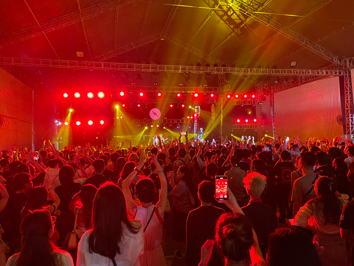 Tối nay đang có Rock Fest “Mấy Khi Có Show” ở Cung VHLĐ nè anh em