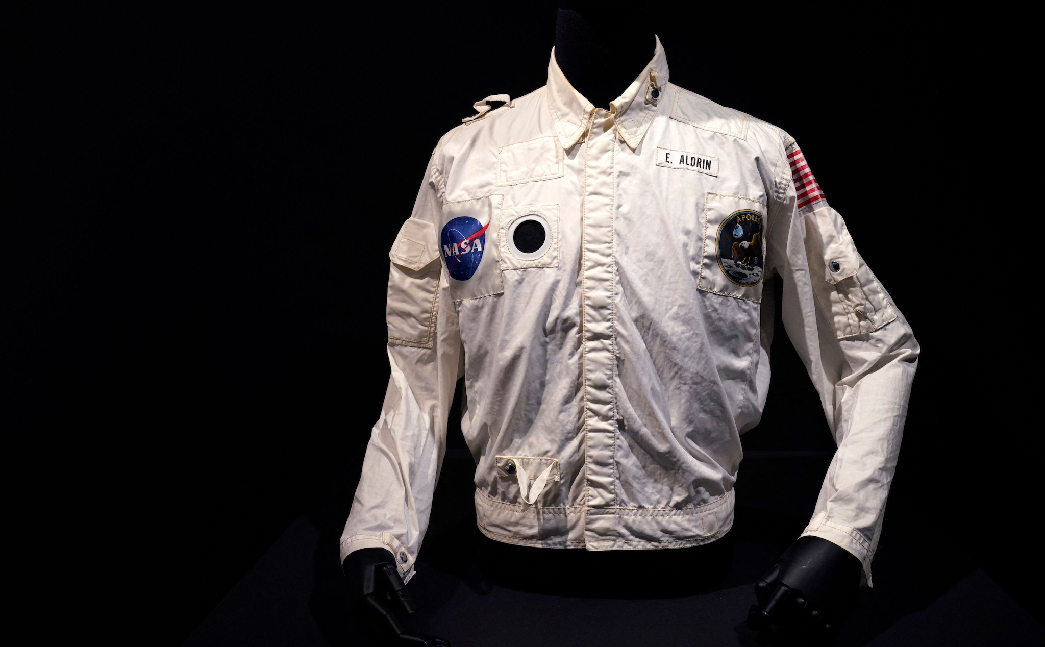 Áo khoác của phi hành gia Buzz Aldrin trong sứ mệnh Apollo 11 được bán với giá kỷ lục hơn 64 tỷ đồng