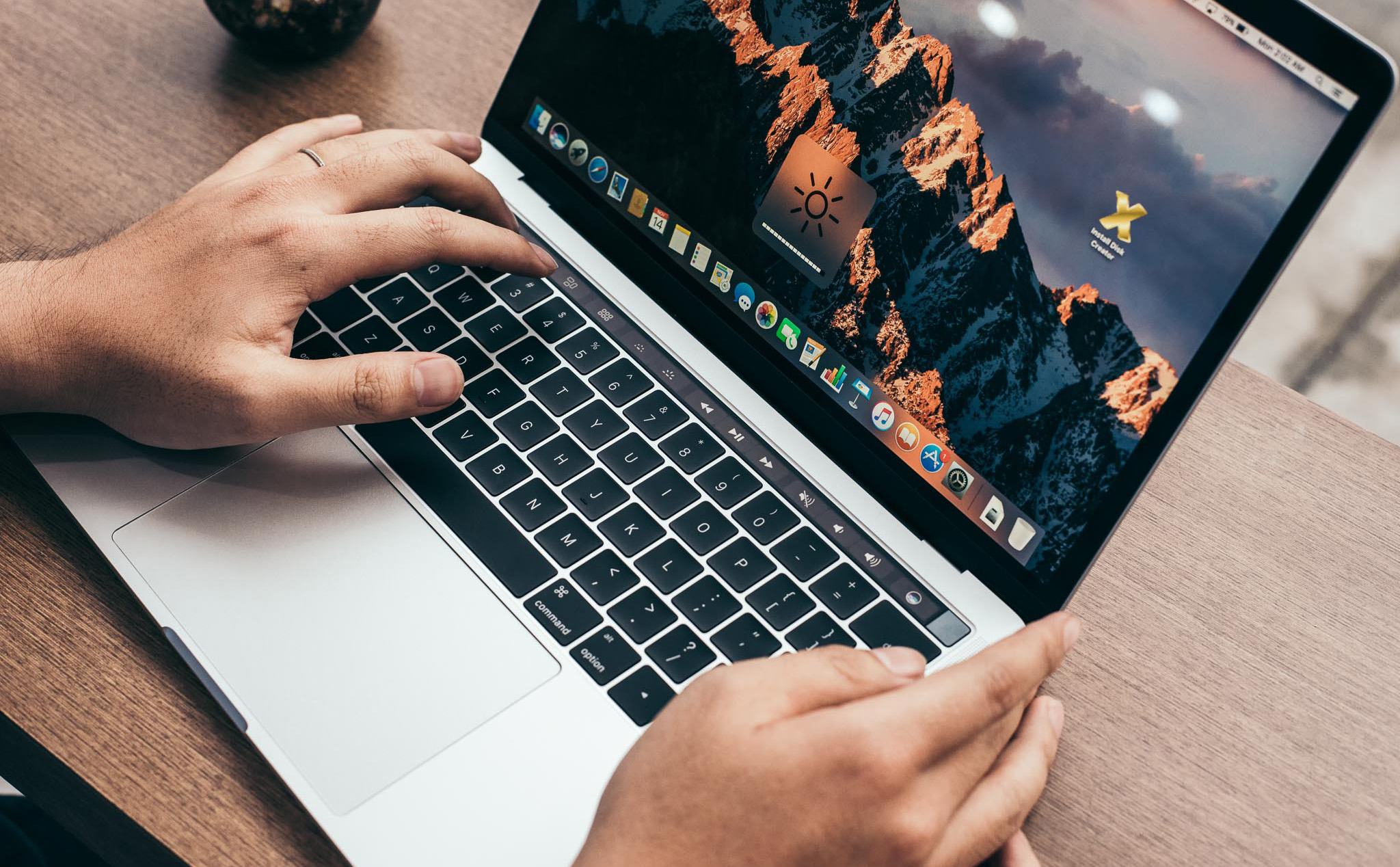 Apple chính thức liệt MacBook Pro Touch Bar 2016 vào thiết bị đã cũ