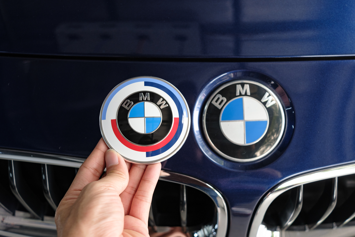 Tự thay logo BMW Motorsport cho xe của mình, nhìn cũng được