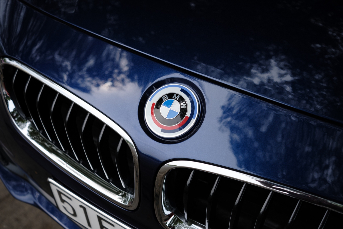 Logo 50 năm Motorsport của BMW