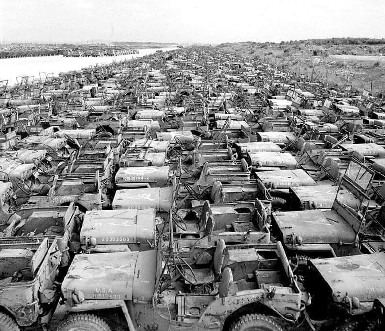 Xe jeep của lính Mỹ tại Okinawa năm 1945.