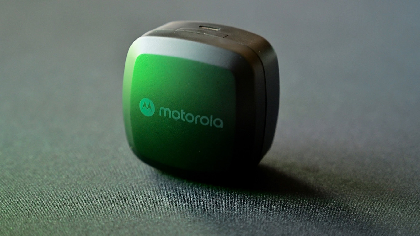 Motorola TWS Motobuds 100: Dáng vóc kẻ khổng lồ trong thân hình bé xíu