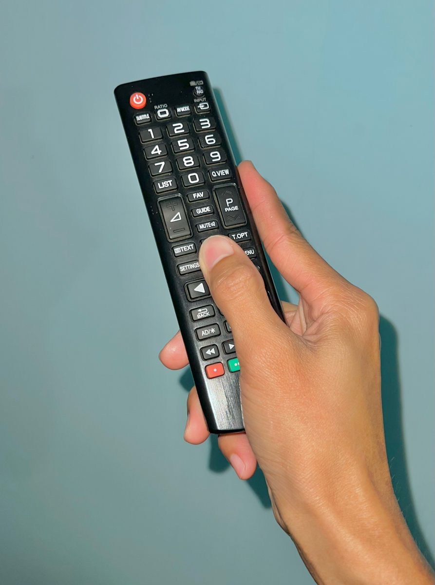 Minh thường chĩa remote vào tường đối diện tv để điều khiển tv vẫn nhận lệnh như khi chĩa trực tiếp