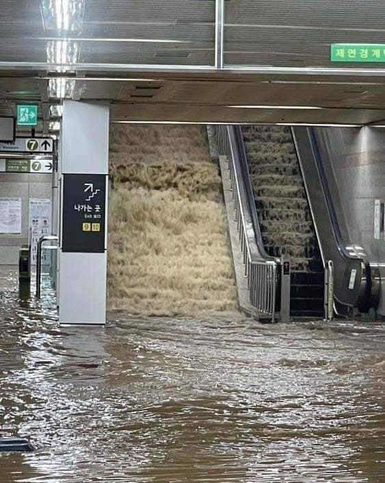 Cập nhật tình hình mưa lũ ở Hàn Quốc. Sau hai ngày kinh hoàng, thì phần lớn các ga tàu điện ngầm...