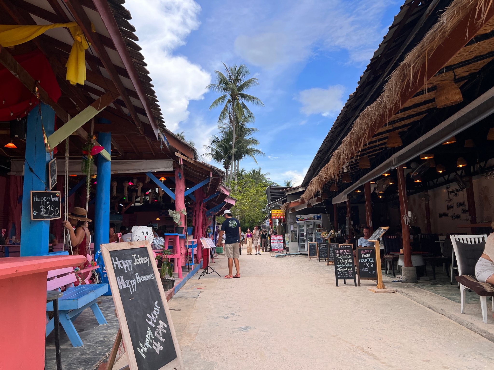 Railay shopping street.jpg