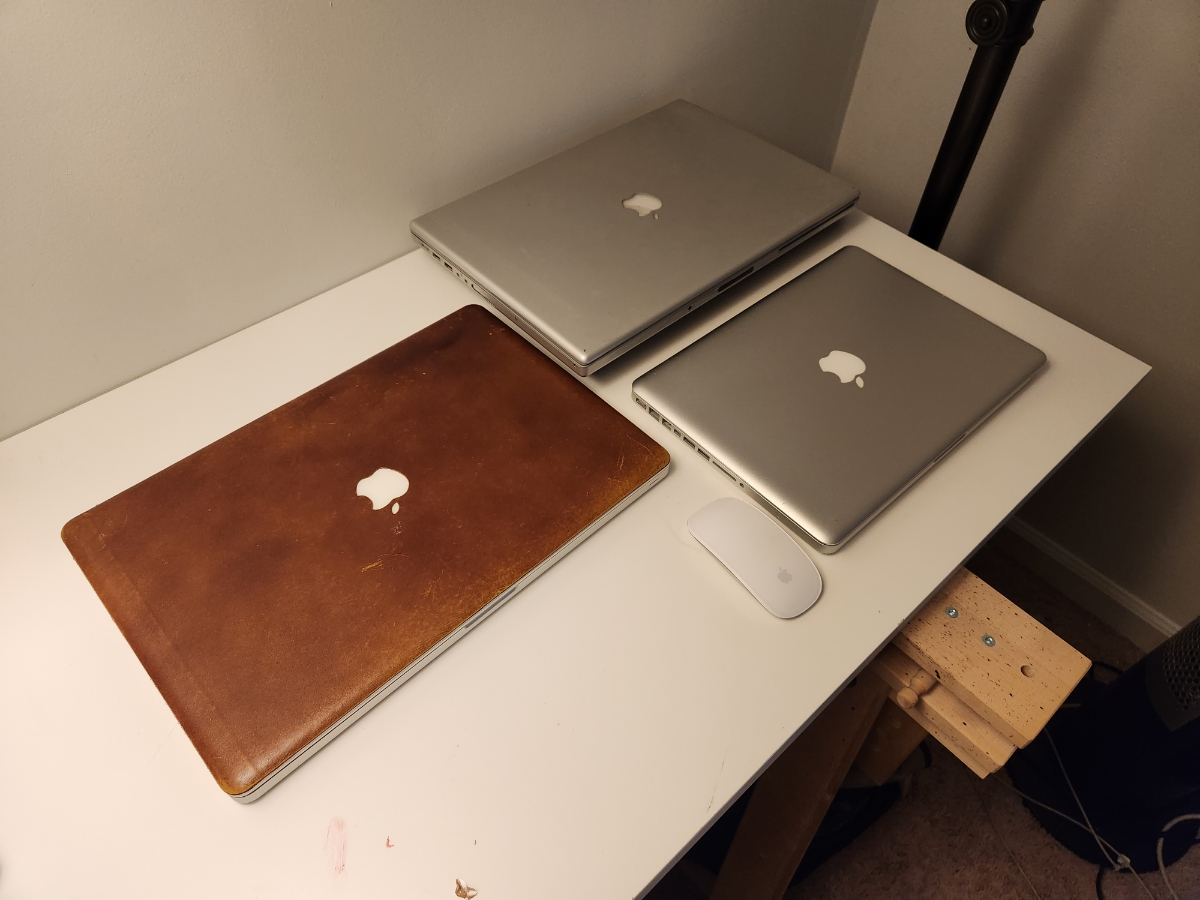 Gặp lại mấy cái macbook cũ mình từng dùng ở tận Mỹ