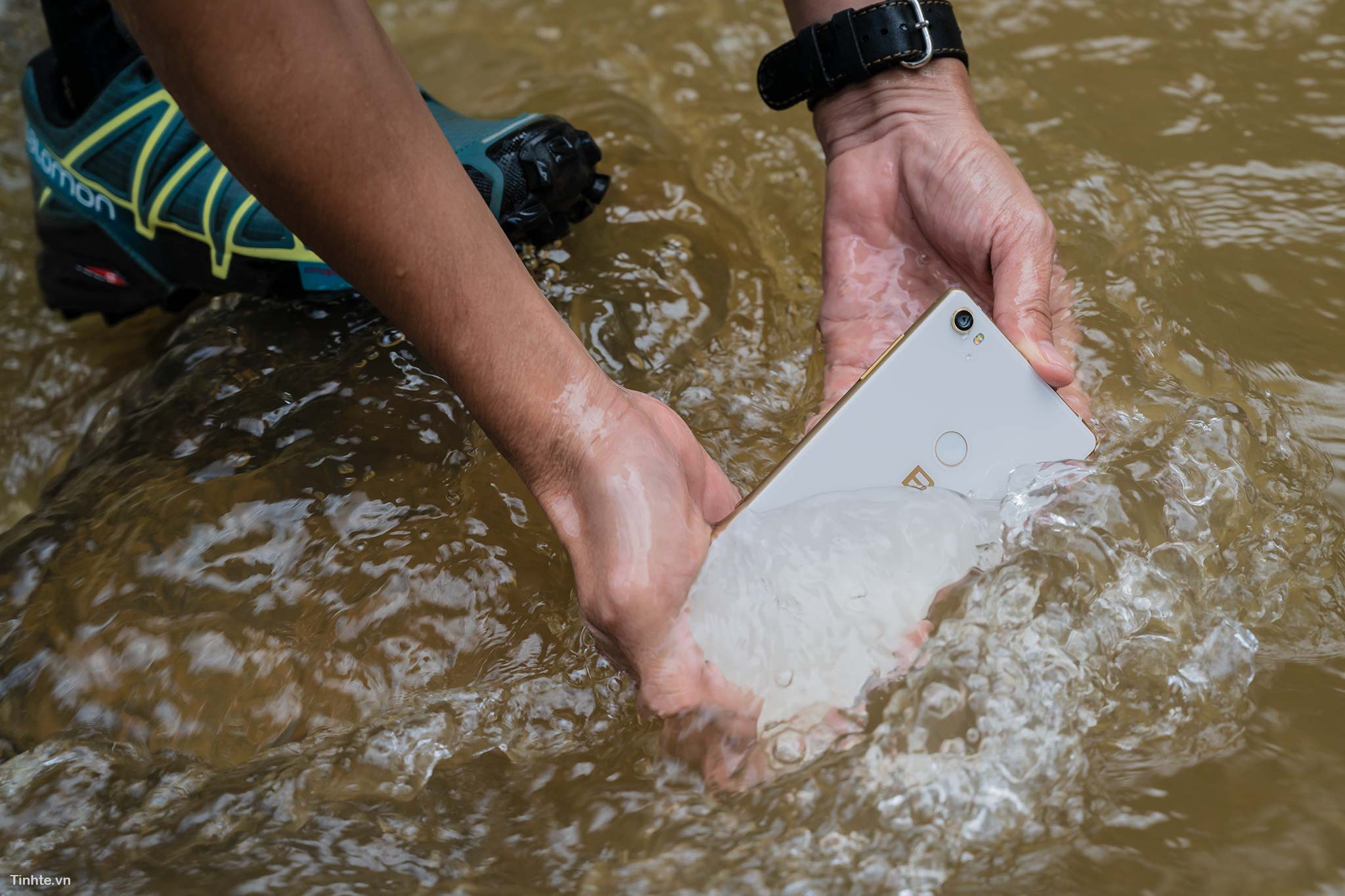 Cách người ta test smartphone đạt chuẩn kháng nước, và smartphone kháng nước không bền như bạn nghĩ