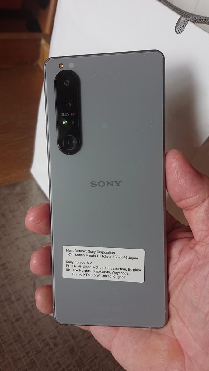 Nhìn mặt sau mà đoán đúng tên thì chắc chỉ có fan sony mới làm được