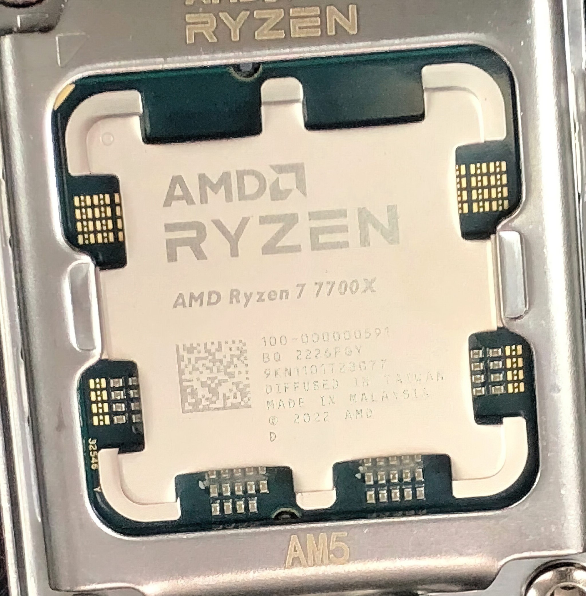 Xin chào, đây là “mặt mộc” của CPU Zen 4 - AMD Ryzen 7 7700X