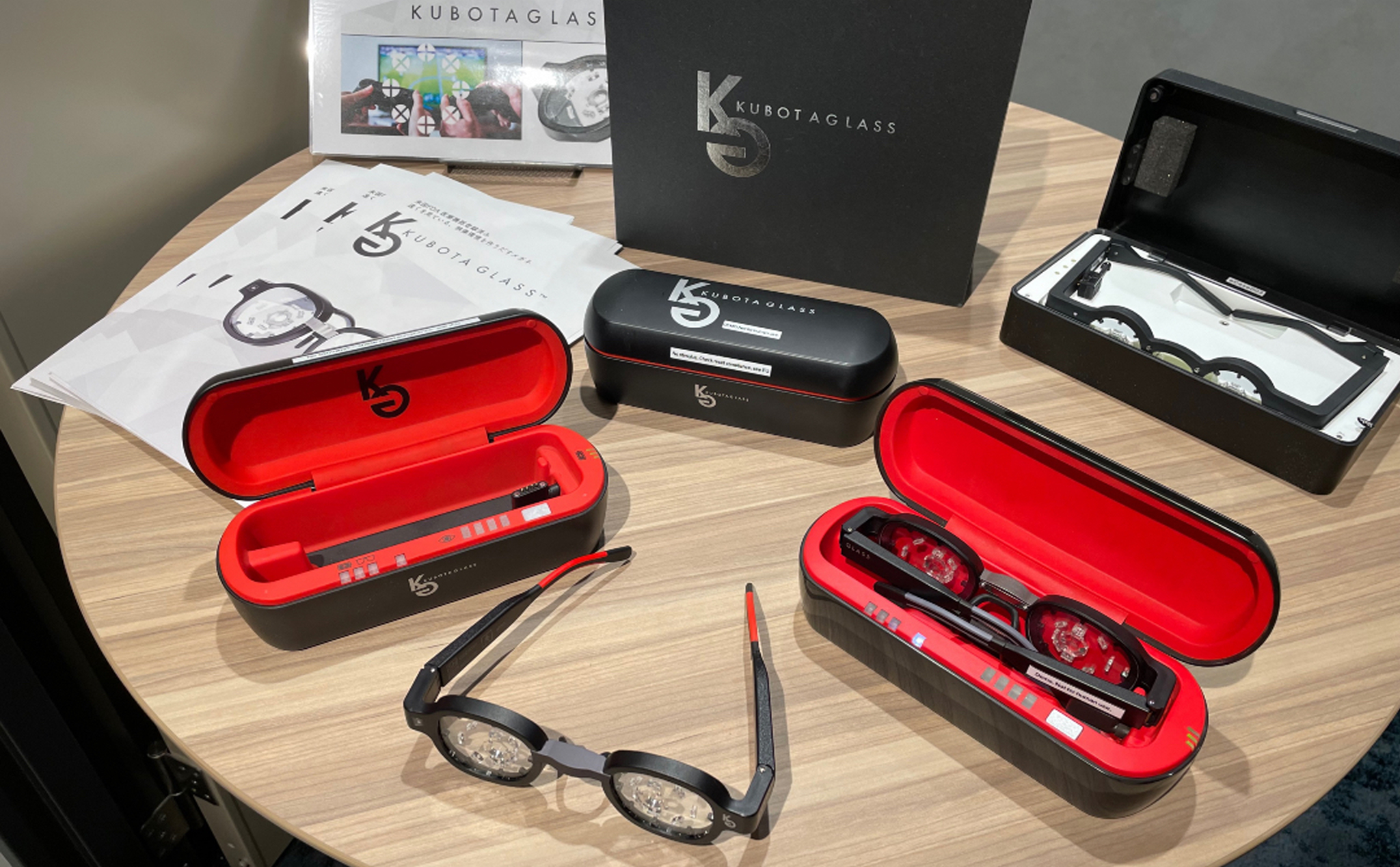 Những cặp kính "chữa" cận thị đầu tiên của Kubota được bán với giá 5.700 USD