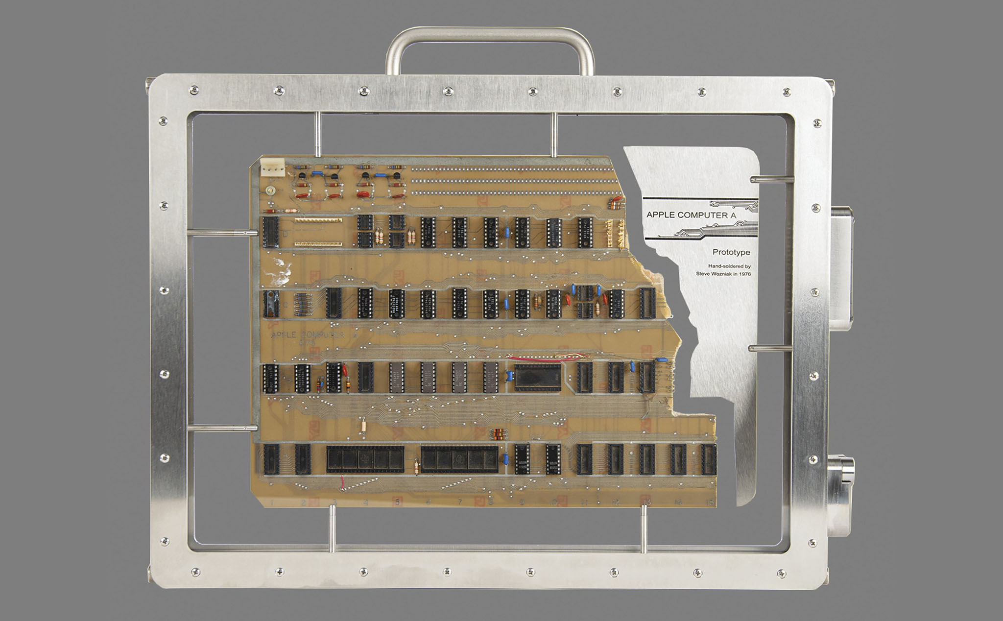 Chiếc Apple-1 được chính Steve Jobs đem đi tiếp thị lên sàn đấu giá, thu về gần 700 nghìn USD