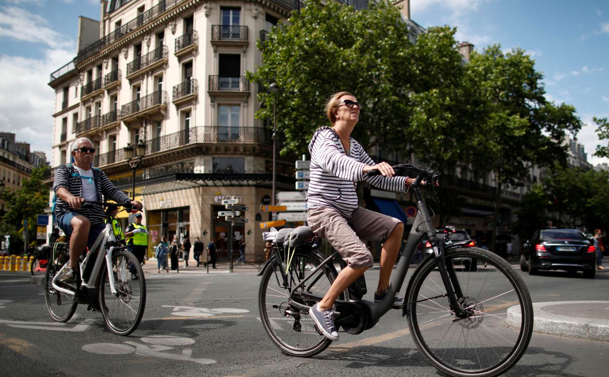 Pháp tung gói trợ cấp lên đến 4.000 EUR cho người dân đổi xe hơi chạy bằng xăng sang xe đạp điện