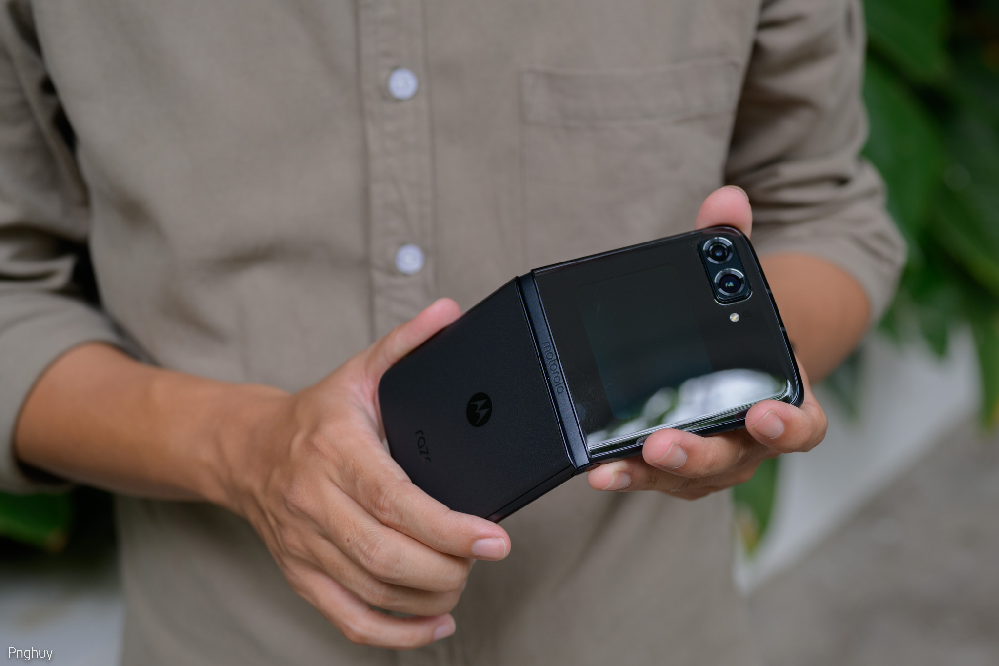 Trên tay Motorola Razr 2022: Thiết kế mềm mại hơn, nhiều camera hơn, chip mạnh hơn