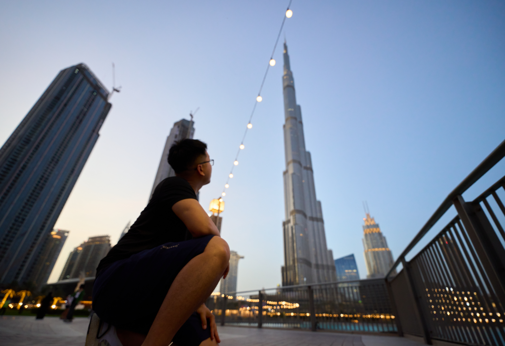 Dubai: Bạn muốn khám phá thành phố hiện đại và xa hoa nhất thế giới? Hãy xem bức ảnh Dubai này và đắm mình trong cảnh quan tuyệt đẹp của thành phố này. Với những tòa nhà cao chọc trời, sa mạc cuốn hút và những khu thương mại sầm uất, Dubai sẽ là một điểm đến đáng để thăm quan.