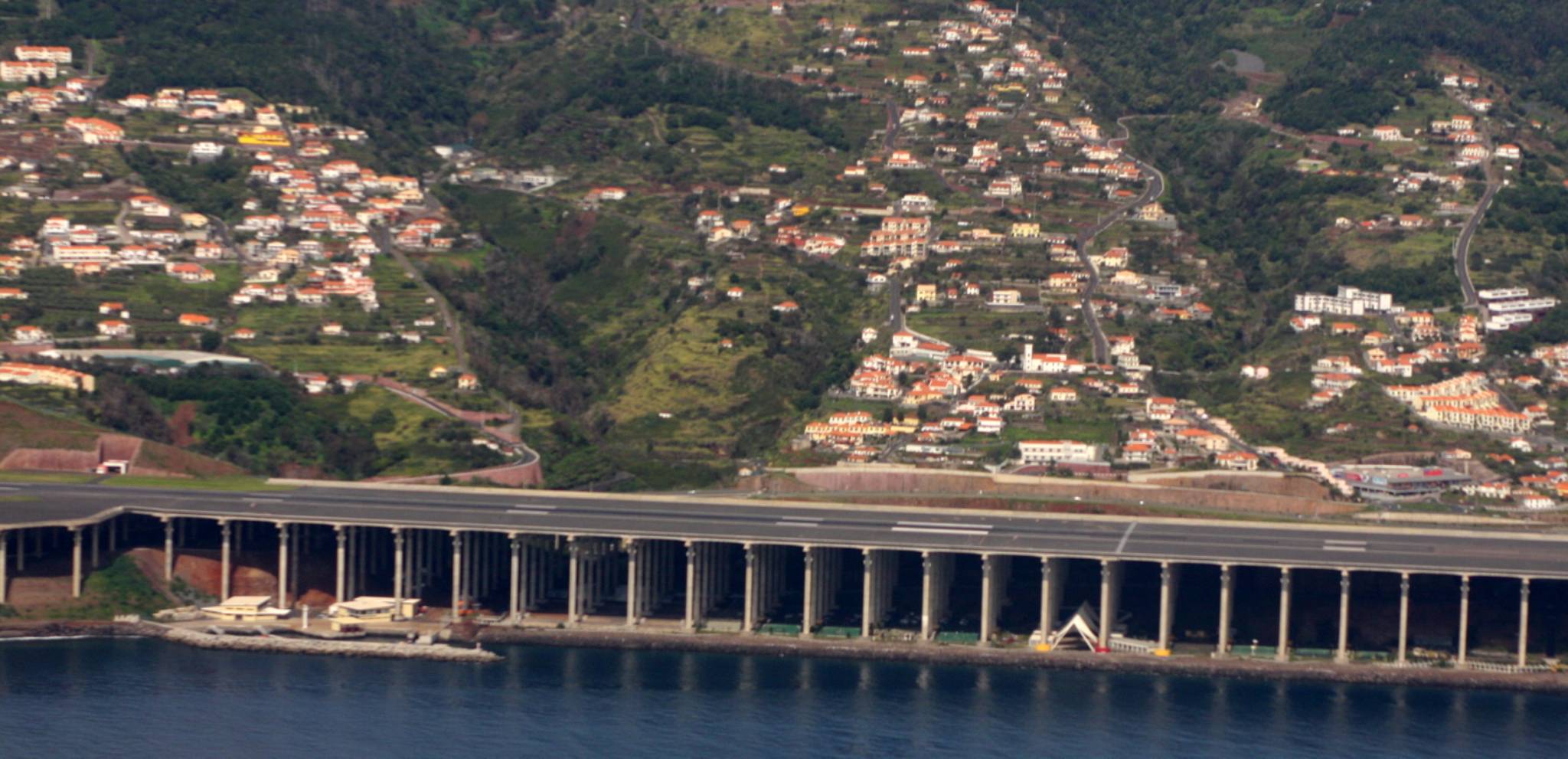 004 Madeira Airport 2002.jpg